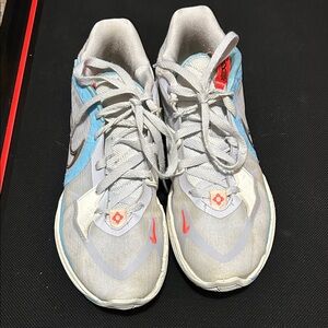 Basketball shoes - White and Blue